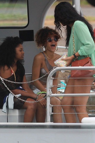  Rihanna In Hawaii [17 January 2012]