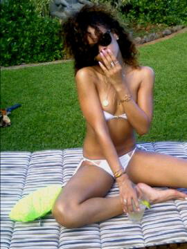  Rihanna In Hawaii [18 January 2012]