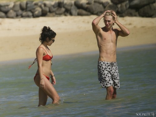  Vanessa Hudgens And Austin Butler Getting Intimate In Hawaii