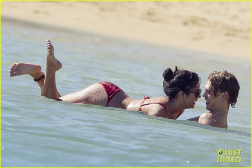  Vanessa Hudgens & Austin Butler: Ocean Kisses!