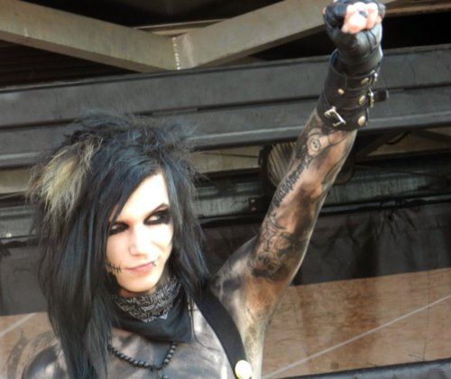 <3Andy gives us a wave<3