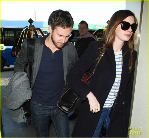 Anne Hathaway & Adam Shulman Leave Los Angeles