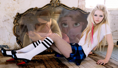  Avril Lavigne 由 魔发奇缘 in a mirror