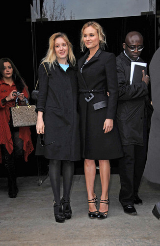  Celebs Arriving at the Versace Spring-Summer 2012 montrer (January 23)