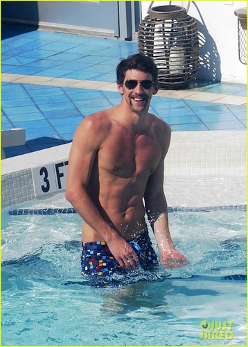 Michael Phelps: Shirtless Pool Time in Miami!