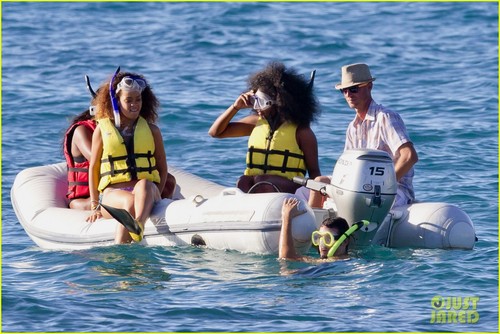  Rihanna: Snorkeling on Hawaiian Vacation