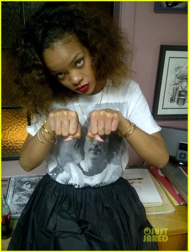  Rihanna: Tupac-Inspired 'Thug Life' Tattoo!