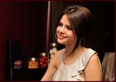  Selena Gomez Smile!