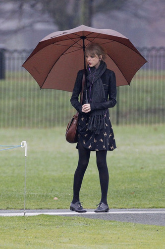  Taylor সত্বর Visits Hyde Park in লন্ডন