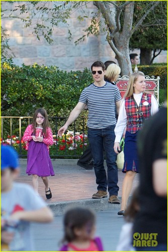 Tom Cruise & Suri: Disneyland Visit!