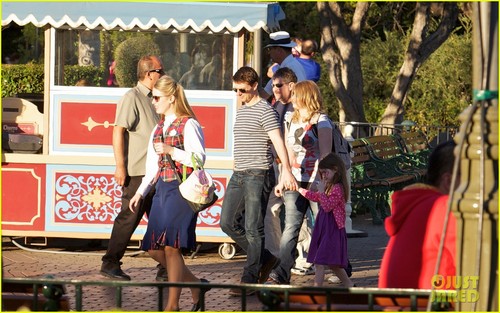 Tom Cruise & Suri: Disneyland Visit!