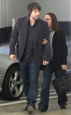  jen is escorted to her doctor’s appointment Von her husband Ben Affleck