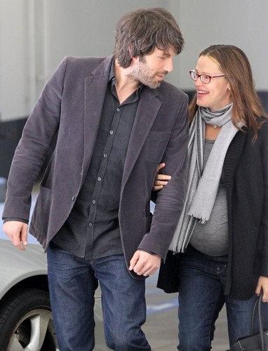  jen is escorted to her doctor’s appointment kwa her husband Ben Affleck