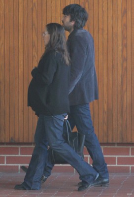  jen is escorted to her doctor’s appointment kwa her husband Ben Affleck