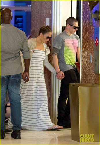  Jennifer Lopez & Casper Smart: Holding Hands in Miami!