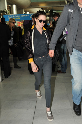  Kristen Arriving In Paris - January 29th 2011