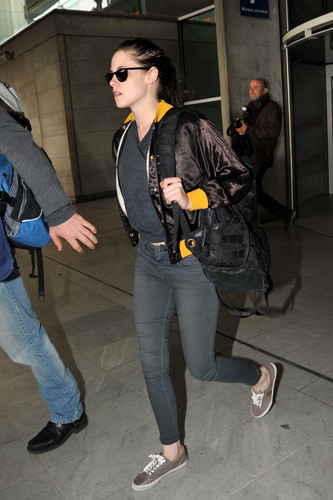  Kristen Arriving In Paris - January 29th 2011