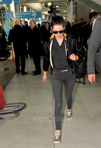  Kristen Stewart arrives at the Airport in Paris, Jan 29