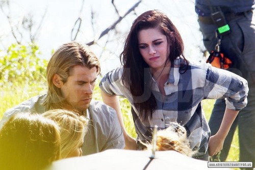  Kristen Stewart on a photoshoot with Charlize Theron & Chris Hemsworth - January 27, 2012.