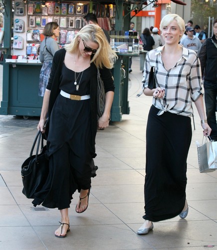 SHOPPING WITH HER SISTER AT THE GROVE IN WEST HOLLYWOOD (JANUARY 24TH)