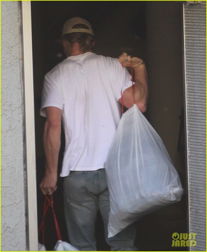  Chris Hemsworth & Elsa Pataky: Garbage Day!