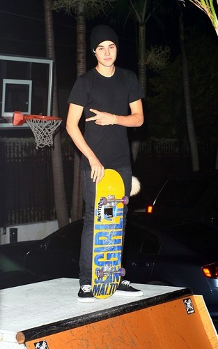  Justin skateboarding in Miami :)