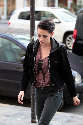 Kristen Stewart shopping in Paris - January 31, 2012.