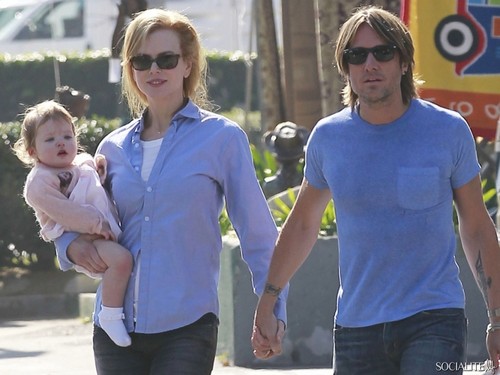  Nicole Kidman Has ناشتا, برونکہ With Keith Urban And Daughter Faith