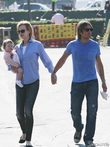  Nicole Kidman Has ناشتا, برونکہ With Keith Urban And Daughter Faith