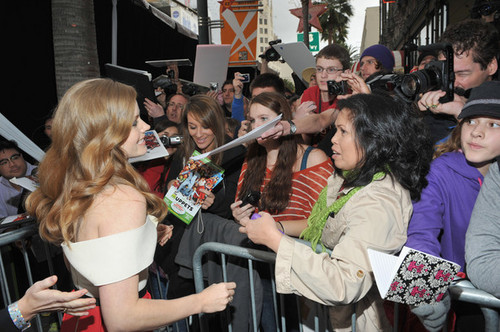  Premiere Of Walt Дисней Pictures' "The Muppets" - Red Carpet