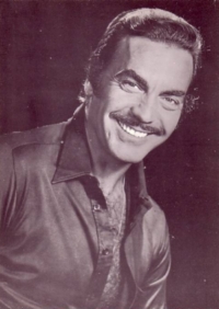  Ayhan Işık, (d. 5 may 1929, İzmir; ö. 16 june1979, İstanbul).