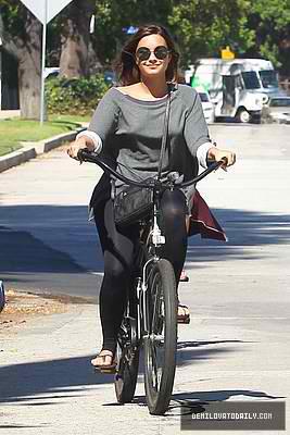  Demi riding her bike to Mel's o jantar, lanchonete in Los Angeles