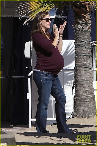  Jennifer Garner Flaunts Her Baby Bump