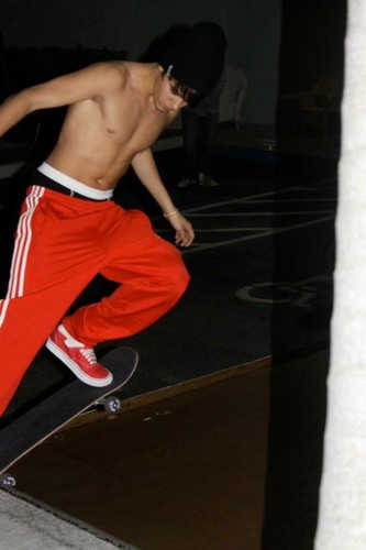  Justin Bieber skateboarding shirtless In Miami