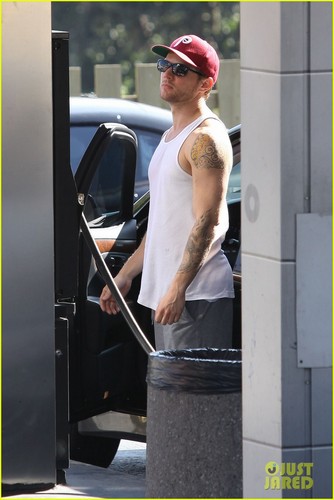  Ryan Phillippe: Gym with a Female Pal!