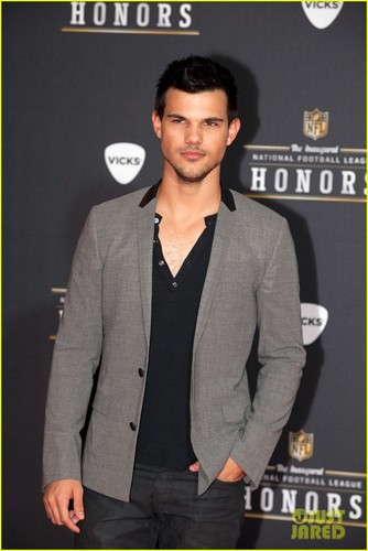  Taylor Lautner & Chris Evans: NFL Honors with Jon Hamm!