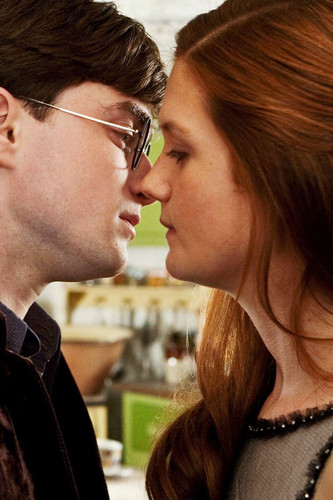 ginny and harry kiss DH 1