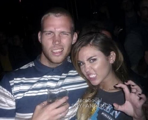  miley With دوستوں (new pic 2012)