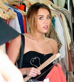  2012 > Shopping with Jen on Melrose Avenue in Los Angeles (9th February 2012) - miley-cyrus photo