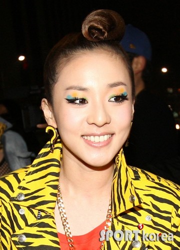 2ne1 member Dara's makeup