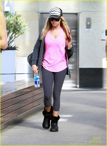  Ashley Tisdale on 'Raising Hope' -- First Pic!