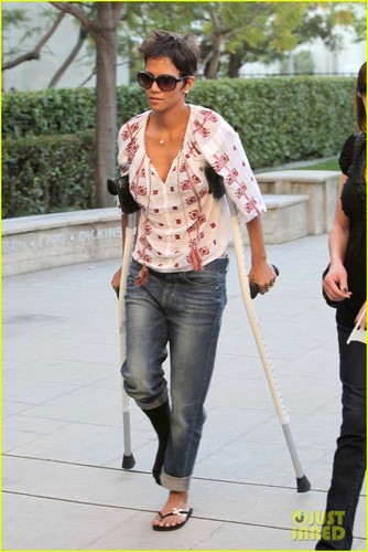  Halle Berry Searches for Rental inicial