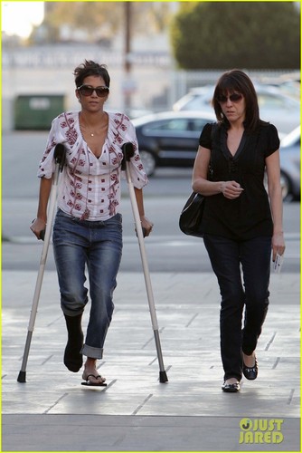  Halle Berry Searches for Rental tahanan