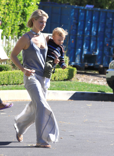  Ali Larter Takes Theodore To A Playdate (February 8)