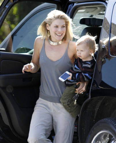  Ali Larter Takes Theodore To A Playdate (February 8)