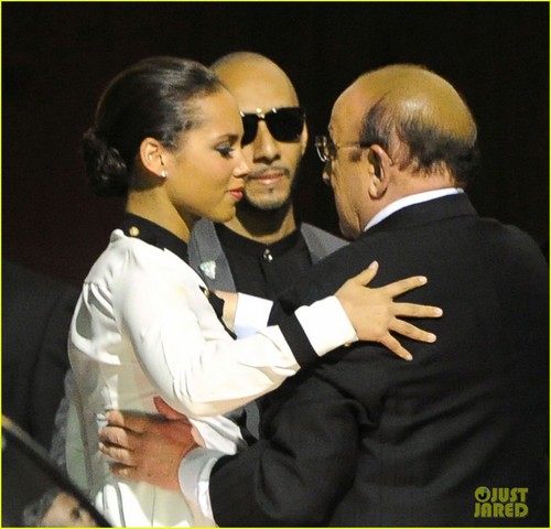  Alicia Keys Consoles Clive Davis After Whitney Houston's Death