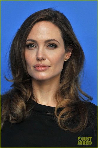 Angelina Jolie: 'Blood & Honey' Berlin litrato Call!