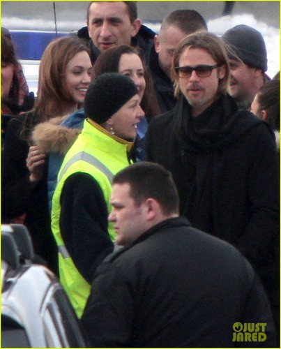  Angelina Jolie & Brad Pitt Leave Sarajevo
