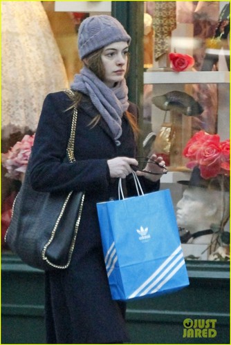  Anne Hathaway: Adidas Shopper!
