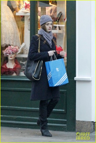 Anne Hathaway: Adidas Shopper!